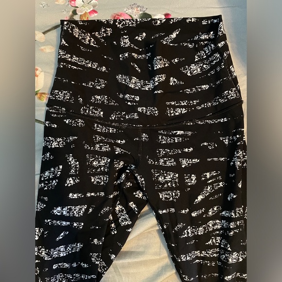 Lululemon Full-On Luxtreme Wunder Under
Legging, Hi-Rise, Graf Black White, Sz 6 - Picture 8 of 14